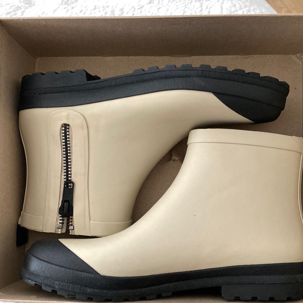 Madewell zip up lug sole rain boots.  New in box Color ashen silver style ma441